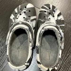 CROCS Black and White Fleece Lined Marbled/Tie Dye